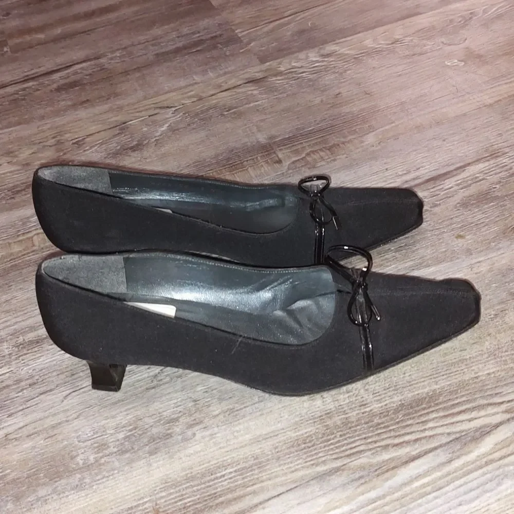 Stuart Weitzman Square Toe Kitten Heels  Sz 8N  Sz 8 narrow